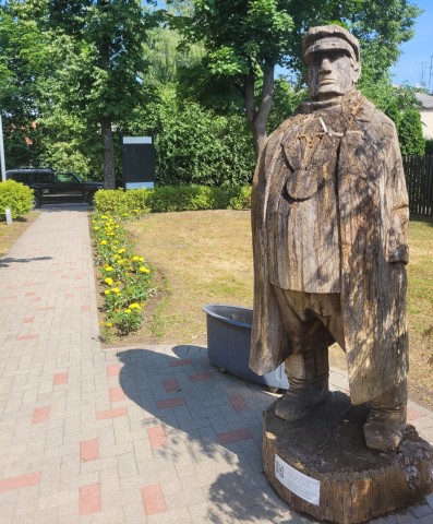 Koka figūra Lielozols pie muzeja ieejas (autors Krišjānis Kugra), foto 2023